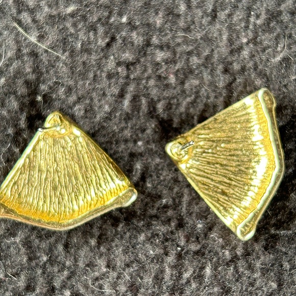 Triangle Shaped Black Enamel Pierced Earrings Gold Tone Vintage - Picture 5 of 5